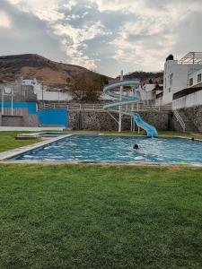 ein großer Pool mit Rutsche in der Unterkunft Casa de descanso in Atlacholoaya