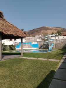 ein Resort mit einem Swimmingpool mit Rutsche in der Unterkunft Casa de descanso in Atlacholoaya