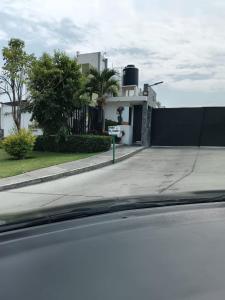 ein Straßenschild vor einem Haus in der Unterkunft Casa de descanso in Atlacholoaya