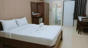 Postel nebo postele na pokoji v ubytování Capital O 75406 Hotel M Rojana