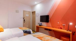 TV a/nebo společenská místnost v ubytování Shell Shanghai Yangpu District Pingliang Road Binjiang Hotel