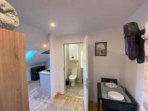 Ένα μπάνιο στο Logement Neuf Cosy avec Espaces Communs Premium 21 +23 φωτογραφίες