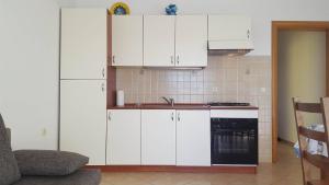 Kuchyň nebo kuchyňský kout v ubytování Apartmani Luka