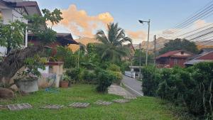 Zahrada ubytování P.L.P Guesthouse - Mae Hong Son