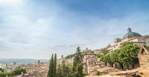 vistas a la ciudad desde una colina con edificios en La Viola di Assisi en Asís