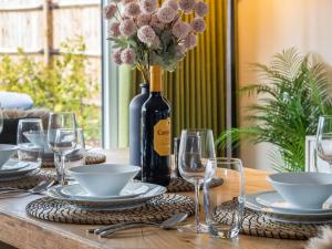 einen Tisch mit einer Flasche Wein und Gläsern in der Unterkunft Uk47692 - Wiggles Cottage in Wimbish + 12 Fotos