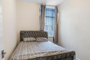 Postel nebo postele na pokoji v ubytování Relax in Comfort 3BR Home for 6 with Full Kitchen, Lounge, Large Bath