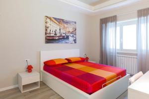 een slaapkamer met een groot bed en een kleurrijke deken bij Un Passino da San Pietro Casa in Rome
