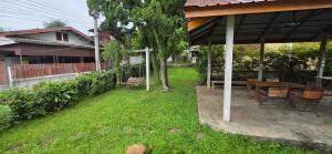 Zahrada ubytování P.L.P Guesthouse - Mae Hong Son