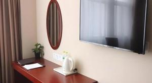Televiisor ja/või meelelahutuskeskus majutusasutuses GreenTree Inn LiaoCheng LinQing HaiShan Building Express Hotel