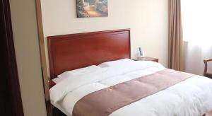 Voodi või voodid majutusasutuse GreenTree Inn LiaoCheng LinQing HaiShan Building Express Hotel toas