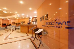 een lobby van een Indico Mar acupunctuur kliniek bij Indigo Mare in Plataniás