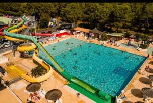Una vista aérea de una gran piscina en MOBILE-HOME Bonne Anse plage, en Les Mathes 7 fotos más