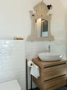 un baño con lavabo y espejo en Ca' Ma' Holiday Lecco Lake Como, en Lecco