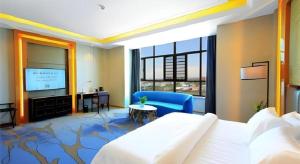 Uma cama ou camas num quarto em Metropolo Hotel Yining Development Zone Hanma Building