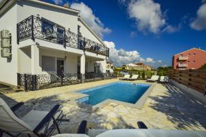 een villa met zwembad voor een huis bij Mary Rose in Vodice