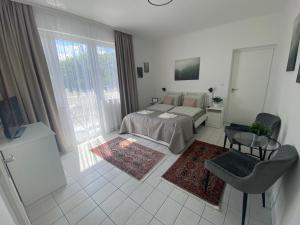 凯斯特海伊Lillybeth Lakeside的一间卧室，里面有一张床、一张桌子和一扇窗户