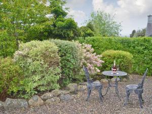 Aed väljaspool majutusasutust Burns Cottage