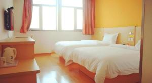 7 Days Inn Korla Passenger Station في Bayingholin: غرفة فندقية بسريرين ونافذتين +64 صورة