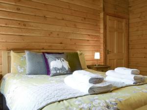 Un dormitorio con una cama con toallas. en Seascape, en Flodigarry 8 fotos más
