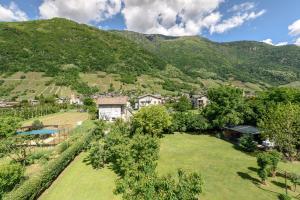 una vista aérea de un pueblo en las montañas en Le Case del Ponte, en Villa di Tirano