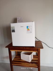 プレアにあるHospedaria Ventos do Preáの木製のテーブルの上に置かれた白いノートパソコン +23枚の写真