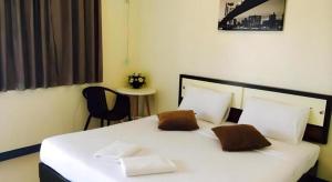 Postel nebo postele na pokoji v ubytování walaiya palace