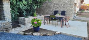 Patio nebo venkovní prostory v ubytování Gite EUGENIE dans les remparts