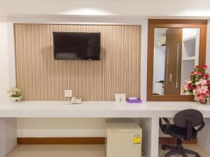 TV a/nebo společenská místnost v ubytování Orchid Residence + 30 fotografií