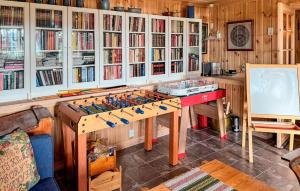 Χώρος καθιστικού στο Amazing Home In Tunhovd With Sauna