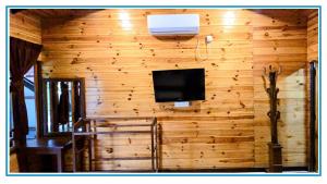Televízia a/alebo spoločenská miestnosť v ubytovaní Elvis Beach Resort