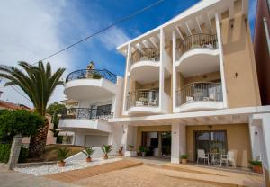 Gallery image of The Five Keys Apartments in Limenaria