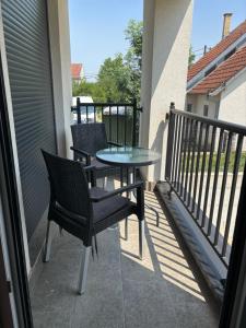Un patio con dos sillas y una mesa en un balcón. en Ninkovic - Raj, en Vrnjci