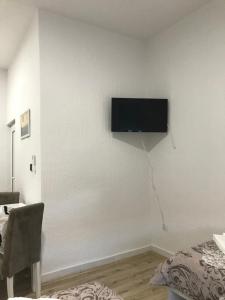 a room with a flat screen tv on a white wall at Apartman studio Milojkovic in Golubac