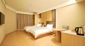 Postel nebo postele na pokoji v ubytování JI Hotel Shanghai Zhangjiang