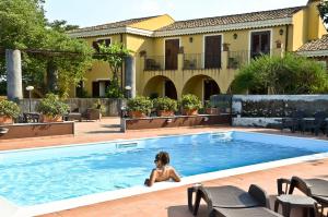 een klein meisje in een zwembad bij La Terra Del Mezzo in Riposto