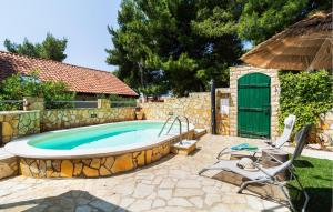 Bazén v ubytovaní Two-Bedroom Apartment In Ivan Dolac alebo v jeho blízkosti