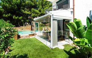 Bazén v ubytovaní Two-Bedroom Apartment In Ivan Dolac alebo v jeho blízkosti