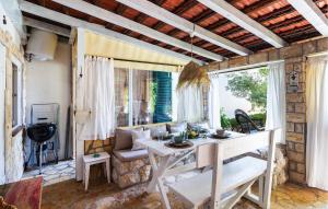 Posedenie v ubytovaní Two-Bedroom Apartment In Ivan Dolac