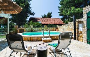 Bazén v ubytovaní Two-Bedroom Apartment In Ivan Dolac alebo v jeho blízkosti