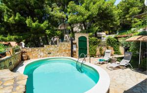 Bazén v ubytovaní Two-Bedroom Apartment In Ivan Dolac alebo v jeho blízkosti