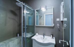 Kúpeľňa v ubytovaní Two-Bedroom Apartment In Ivan Dolac
