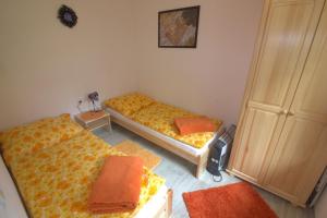 Posteľ alebo postele v izbe v ubytovaní Orange House