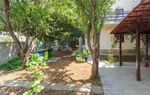 Κήπος έξω από το 2 Bedroom Lovely Apartment In Valbandon