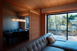 Μια τηλεόραση ή/και κέντρο ψυχαγωγίας στο Aoi Suites at Nanzenji Modern & Traditional Japanese Style