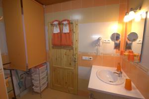 Koupelna v ubytování Orange House