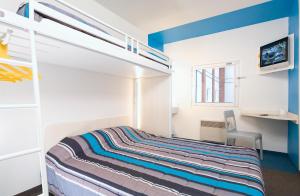 Postel nebo postele na pokoji v ubytování Hôtel Enzo GREEN "Coudes,Issoire,Clermont"