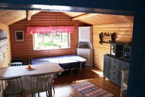 a dining room with a table in a log cabin at Byron in Rälla