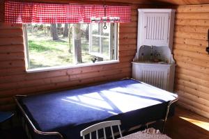 uma cama num quarto com uma janela em Byron em Rälla