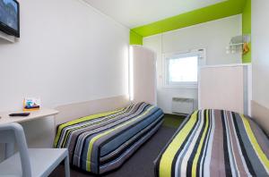 Postel nebo postele na pokoji v ubytování Hôtel Enzo GREEN "Coudes,Issoire,Clermont"